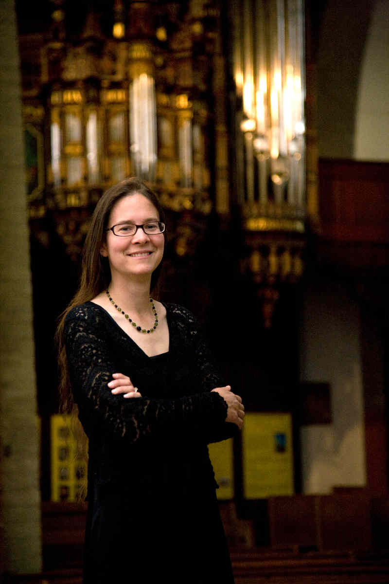 Rhonda alone headshot